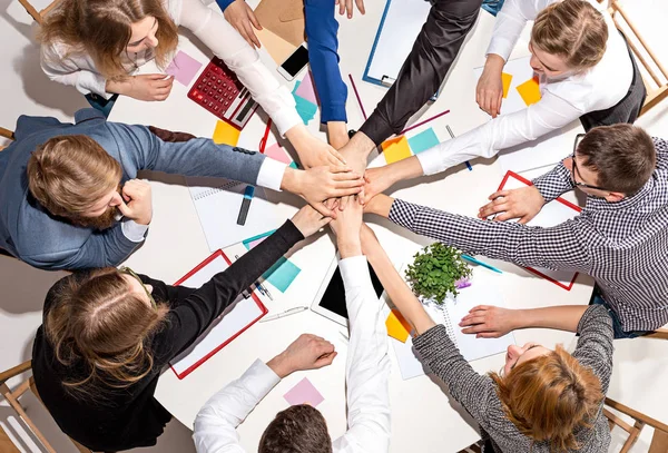 Equipo sentado detrás del escritorio, revisando informes, hablando. Vista superior — Foto de Stock