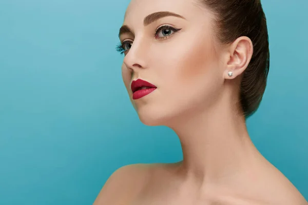 Hermosa cara de mujer. Maquillaje perfecto. Moda de belleza — Foto de Stock