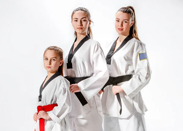 La toma de estudio del grupo de mujeres haciéndose pasar por deportistas de artes marciales de karate — Foto de Stock