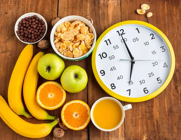 Müsli, elma, ceviz ve taze meyve sağlıklı ev yapımı Kahvaltı — Stok fotoğraf