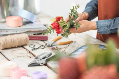 İş yerinde çiçekçi: moda modern buket farklı çiçek yapma genç eller