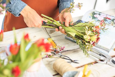 İş yerinde çiçekçi: moda modern buket farklı çiçek yapma genç eller
