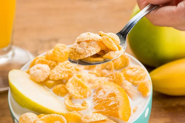 Saludable desayuno casero de muesli, manzanas, frutas frescas y nueces —  Fotos de Stock