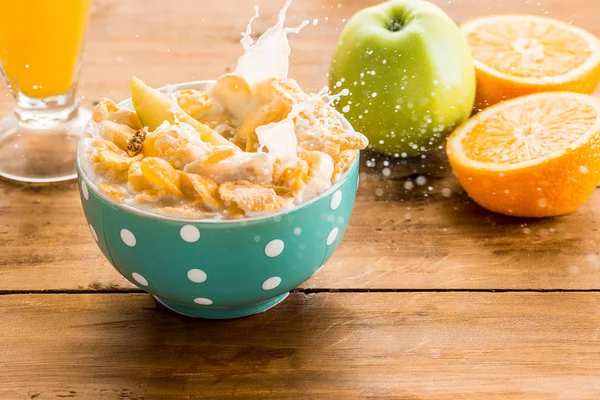 Saludable desayuno casero de muesli, manzanas, frutas frescas y nueces —  Fotos de Stock