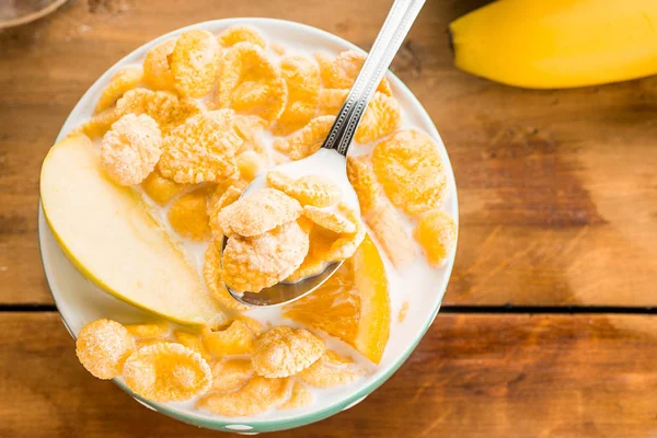 Saludable desayuno casero de muesli, manzanas, frutas frescas y nueces —  Fotos de Stock