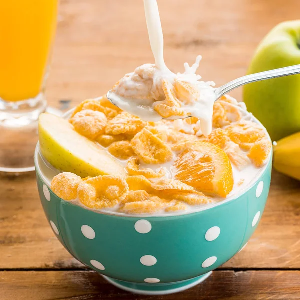 Saludable desayuno casero de muesli, manzanas, frutas frescas y nueces —  Fotos de Stock