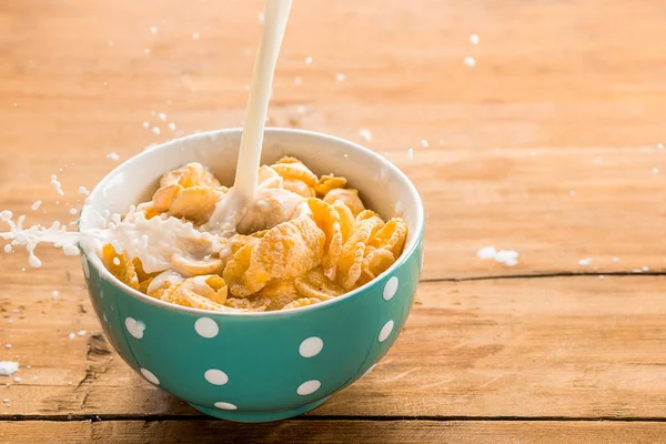 Saludable desayuno casero de muesli, manzanas, frutas frescas y nueces —  Fotos de Stock