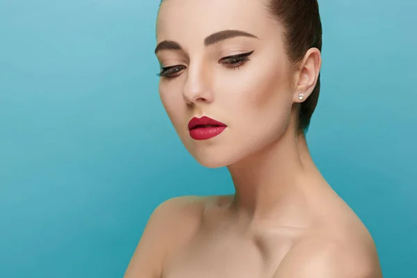 Vacker kvinna ansikte. perfekt makeup. skönhet mode — Stockfoto