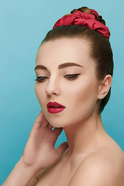 Vacker kvinna ansikte. perfekt makeup. skönhet mode — Stockfoto