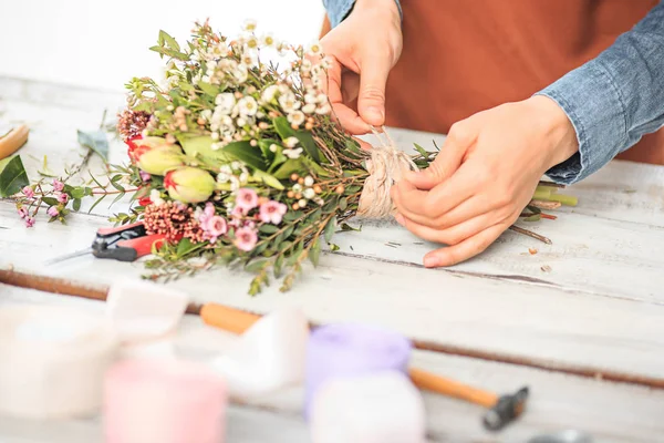 Florista Trabajo Manos Femeninas Jóvenes Haciendo Ramo Moderno Moda Diferentes — Foto de Stock