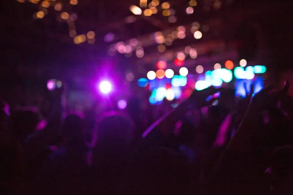 Silhuetas Multidão Concertos Frente Luzes Palco Brilhantes Concerto Uma Banda — Fotografia de Stock