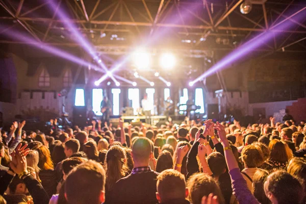 Las Siluetas Multitud Conciertos Frente Las Luces Del Escenario Brillantes — Foto de Stock