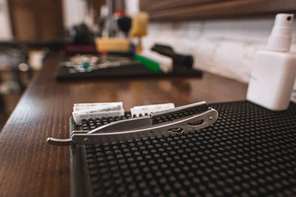 Equipamento de barbearia em fundo de madeira . — Fotografia de Stock