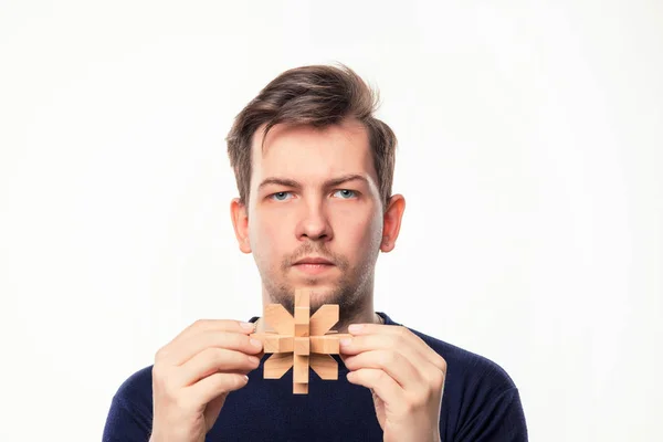 Atrakcyjna 25-letni człowiek biznesu właśnie mylić z drewniane puzzle. — Zdjęcie stockowe