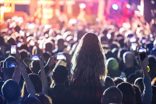 Le silhouette della folla dei concerti di fronte a luci di scena luminose — Foto Stock