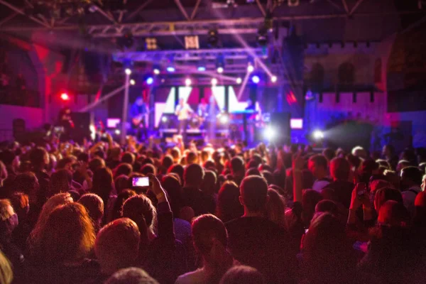 Las Siluetas Multitud Conciertos Frente Las Luces Del Escenario Brillantes — Foto de Stock