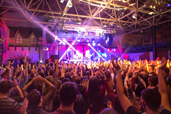 Silhuetter Concert Folkmassa Framför Ljusa Scenbelysningen Konsert Ett Abstrakt Rockband — Stockfoto