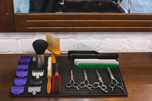 Attrezzature per barbiere su sfondo di legno . — Foto Stock
