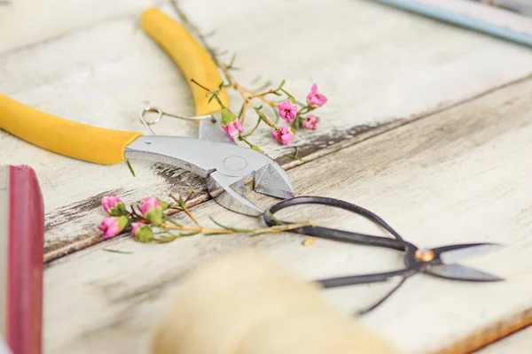 El escritorio florista con herramientas de trabajo sobre fondo blanco — Foto de Stock