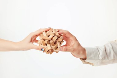Beyaz arka plan üzerinde izole elinde oyuncak ahşap puzzle
