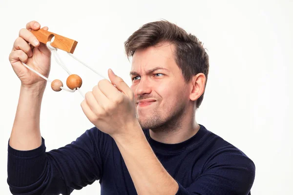 Atraente homem de negócios de 25 anos olhando confuso em quebra-cabeça de madeira . — Fotografia de Stock