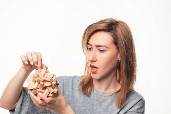 Attraente 24 anni donna d'affari cercando confuso con puzzle di legno . — Foto Stock