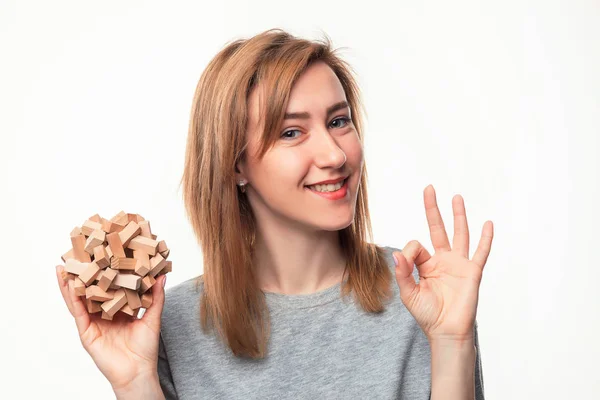 Attraente 24 anni donna d'affari cercando confuso con puzzle di legno . — Foto Stock