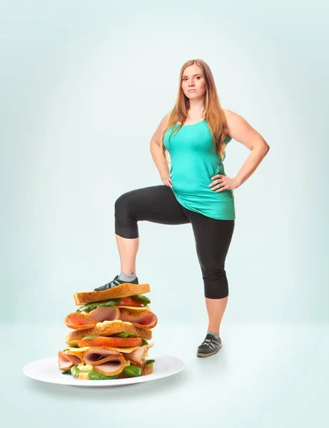 Нездоровая пища и жирная женщина — стоковое фото