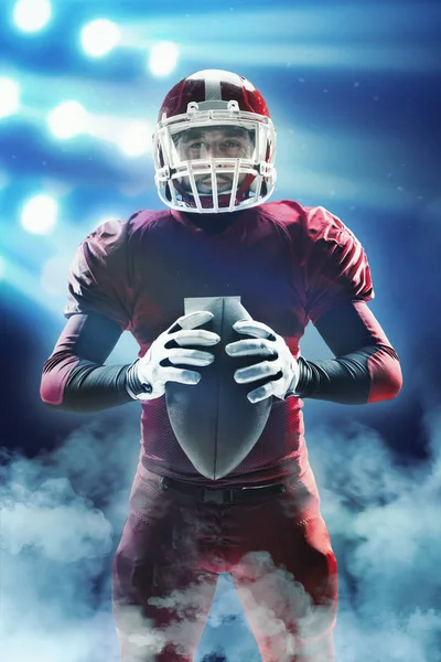 American football speler poseren met bal op stadion achtergrond — Stockfoto
