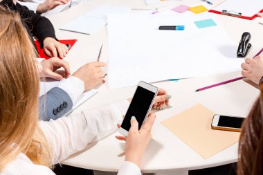 Konuşurken raporları, kontrol masanın arkasında oturan kadın.