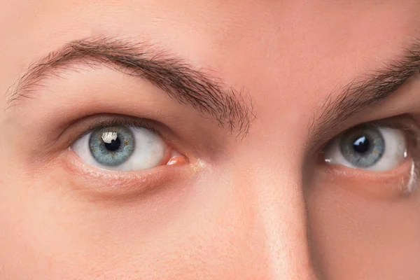 Piękny mężczyzna niebieski oczy z bliska — Zdjęcie stockowe