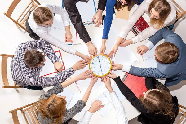 Equipo sentado detrás del escritorio, revisando informes, hablando. Vista superior — Foto de Stock