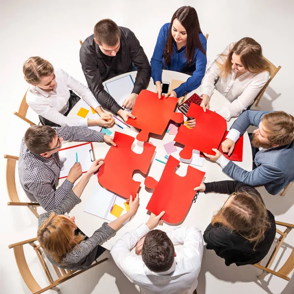 Team sitter bakom skrivbord, kontrollera rapporter, prata. Ovanifrån — Stockfoto