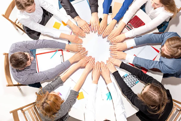 Team zitten achter de desk, controleren de verslagen, praten. Bovenaanzicht — Stockfoto