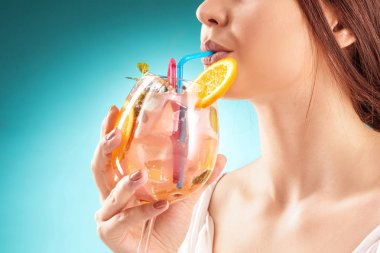 Güzel bir kadın içki kokteyl. Duygu. Saç modeli.