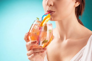 Güzel bir kadın içki kokteyl. Duygu. Saç modeli.