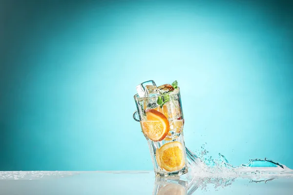 Il cocktail esotico rosa e la frutta su azzurro — Foto Stock