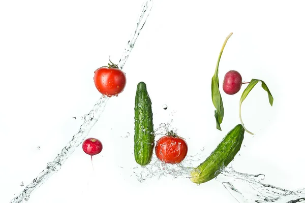 Os tomates frescos, pepinos, rabanete em borrifo de água . — Fotografia de Stock