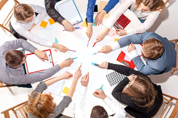 Equipo sentado detrás del escritorio, revisando informes, hablando. Vista superior — Foto de Stock