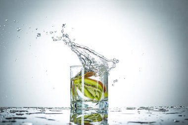 gri renkli bardak su sıçrama