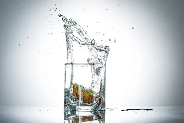 Salpicadura de agua en vidrio de color gris — Foto de Stock