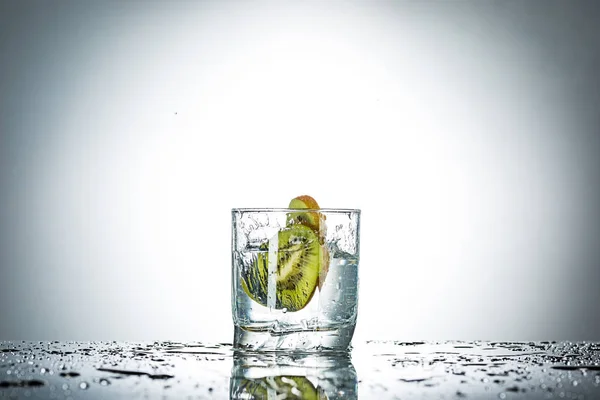 Wasserspritzer in Glas von grauer Farbe — Stockfoto