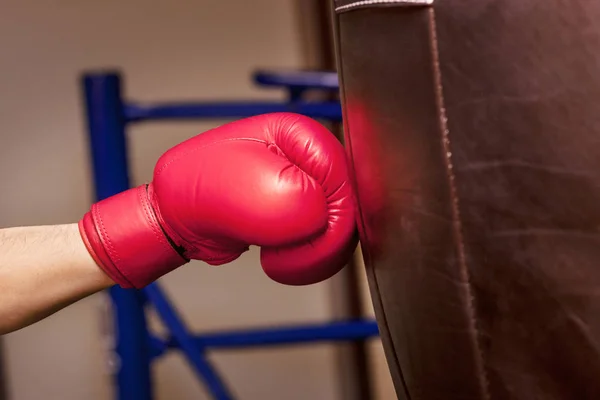 Mão de perto do boxeador no momento do impacto no saco de perfuração — Fotografia de Stock