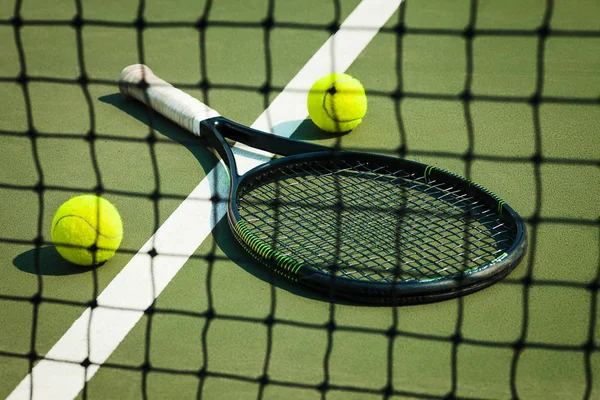 The tennis ball on a tennis court — Stock Photo, Image