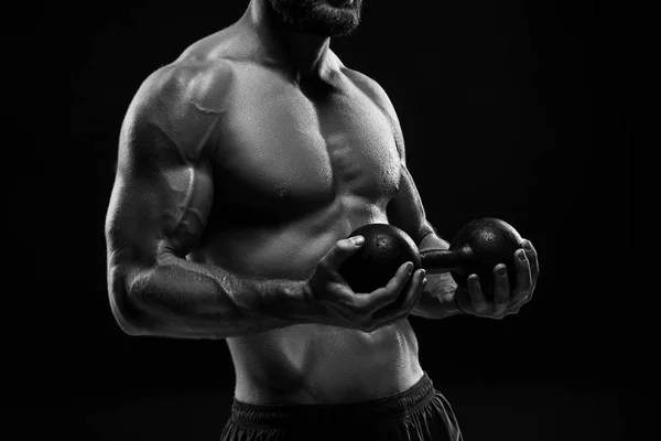 Il busto di attraente body builder maschile su sfondo nero . — Foto Stock