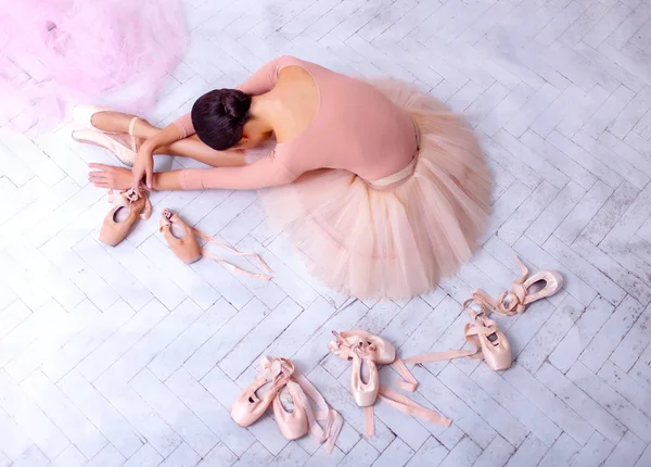 Danseuse de ballet professionnelle se reposant après la représentation . — Photo