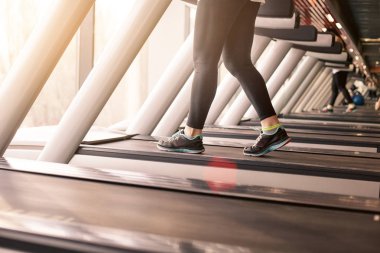 Koşu bandı konseptiyle spor salonunda koşan bir kadın egzersiz, spor ve sağlıklı yaşam tarzı için