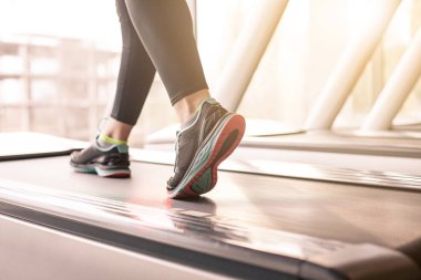 Koşu bandı konseptiyle spor salonunda koşan bir kadın egzersiz, spor ve sağlıklı yaşam tarzı için