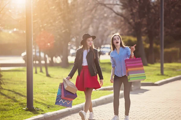 Dos chicas caminando con compras en las calles de la ciudad — Foto de Stock