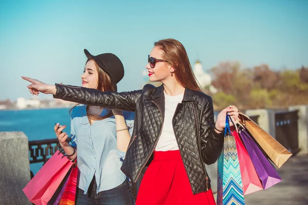 Dos chicas caminando con compras en las calles de la ciudad — Foto de Stock